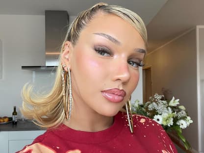 Shirin David macht ein Selfie mit Full-Face-Make-up