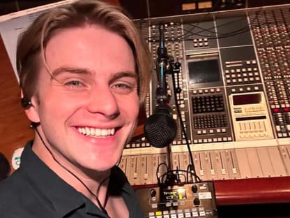 Vincent Gross lacht auf Instagram-Selfie im Tonstudio
