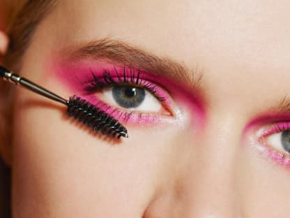 Frau volle Wimpern