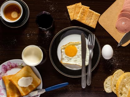 frühstückstisch mit gesunden und ungesunden lebensmitteln