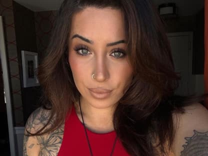 Jolina Mennen macht ein Selfie im Hotelzimmer