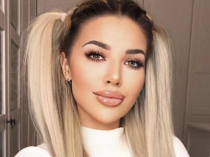 Kim Virginia Hartung macht ein Selfie mit blonden Zöpfen