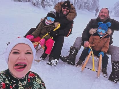 Stars im Schnee 2023/24: Melanie Müller, Freunde und Kinder beim Rodeln