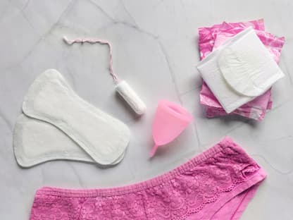 Tampons, Binden, Periodenhöschen, Tasse