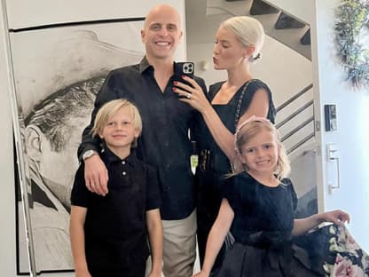 Oksana Kolenitchenko macht ein Spiegel-Selfie mit Ehemann Daniel, Sohn Milan und Tochter Arielle