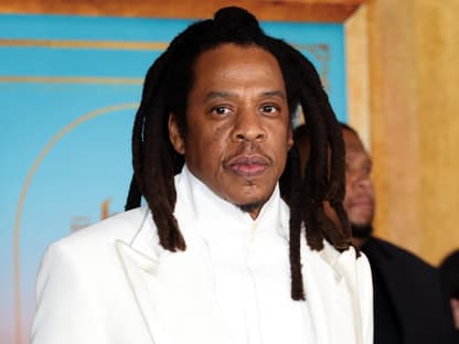 Jay-Z im weißen Anzug