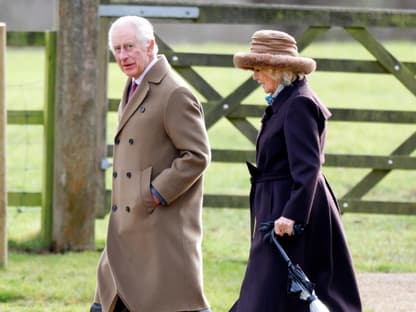 König Charles und Königin Camilla auf dem Weg zum Gottesdienst, 2024.