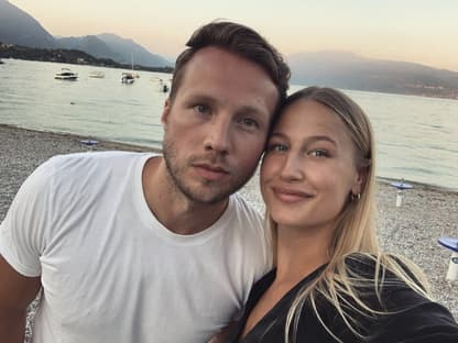 Basti Scheibe und Lulu Rewe Selfie am Wasser