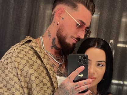 Mike Heiter und Leyla Lahouar machen ein Selfie