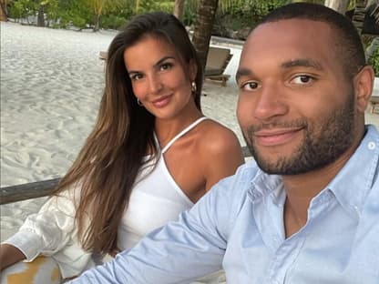 Jonathan Tah mit Ehefrau Luisa am Strand