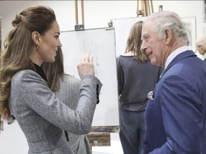 Prinzessin Kate und König Charles III. unterhalten sich.