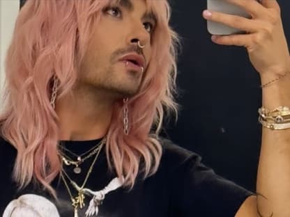 Bill Kaulitz mit pinken Haaren