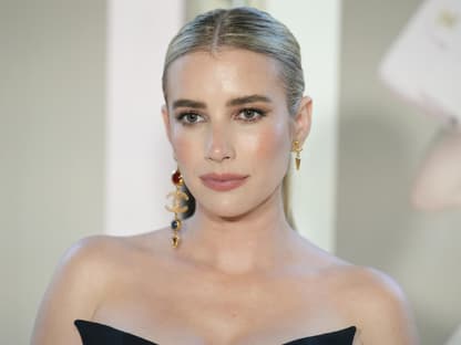 Emma Roberts Volumen-Mascara Emma Robert vor beigen Hintergrund
