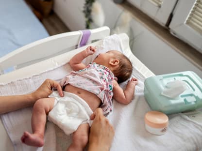 Besten Feuchttücher für Babys von Öko-Test Baby wird gewickelt, Feuchttücher in der Ecke