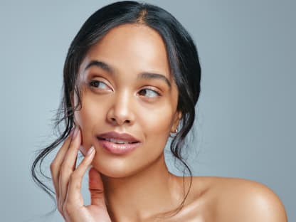 Anti-Aging-Creme für Kollagen Frau schaut zur Seite straffe, pralle Haut