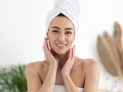 Anti-Aging-Creme wie Botox Frau freut sich über straffe Haut