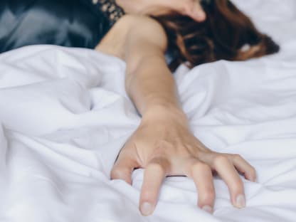 Frau Orgasmus von Pocket Panda Frau krallt sich ins Laken