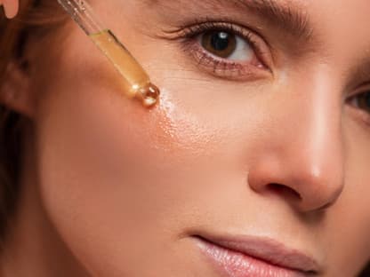 Retinol-Serum für straffe Haut Nahaufnahme Frau, die Serum aufträgt