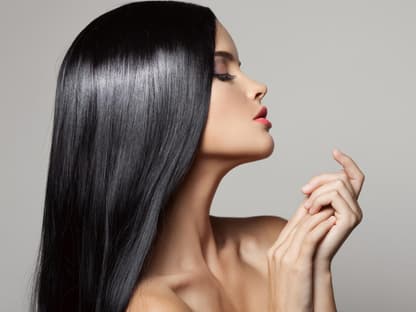 Haare wie Seide Frau mit glänzenden Haaren