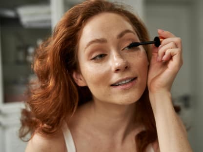 Mascara für Volumen Frau tuscht sich die Wimpern