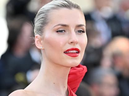 Drogerie-Foundation von Lena Gercke Lena Gercke roter Lippenstift strenge Haare