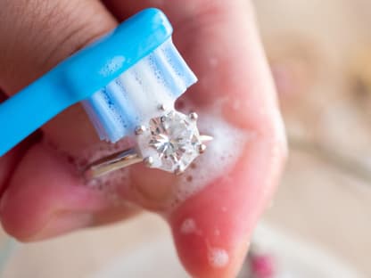 Schmuck richtig reinigen Diamantringt mit Zahnbürste putzen