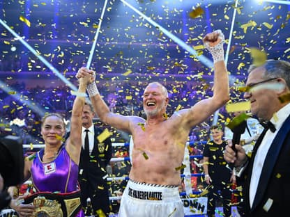 Stefan Raab jubelt nach Boxkampf
