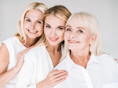 Anti-Aging-Pflege für jedes Alter Fröhliche drei Generation blonde Frauen isoliert auf grau