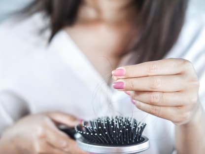 Bürste Haarverluste Brüste mit Haare