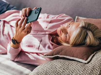 Blaulicht-Handy Falten Frau schaut auf Handy