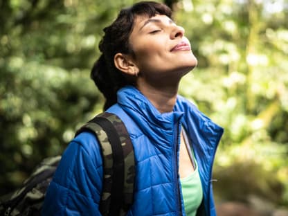LIEBE für die Lunge Frau atmen im Wald tief durch