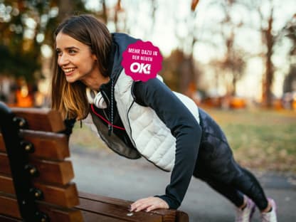 Sport auf Parkbank Frau Planks auf Parkbank