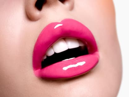 Lipgloss für 400% mehr Glanz Frau mit knallpinken glänzenden Lippen