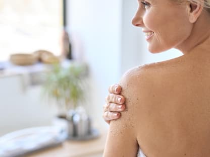 Peeling Frau macht Peeling