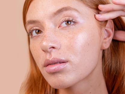 Glow dank Vitamin C Serum Frau mit tollem Glow