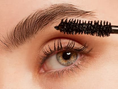mascara für wachstum frau tuscht wimpern
