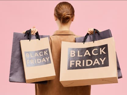 Black Friday bei H&M Frau mit Black Friday Tüten