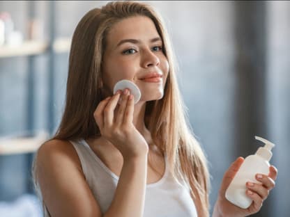 Augen-Make-up-Cleanser Frau schminkt sich ab