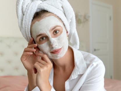 Maske mit Kaviar Frau mit Turban und Maske