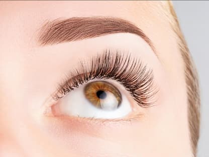lange wimpern ohne mascara Frau schaut nach oben lange Wimpern