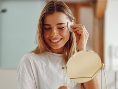 Retinol-Pads Frau reinigt Gesicht mit Pads