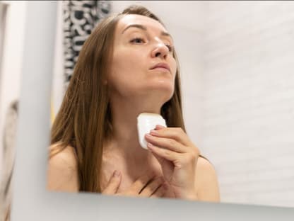 Primer-Stick von Rossmann Frau mit Stick im Gesicht