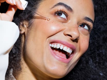 Anti-Aging-Serum-Haut frau lächelt Serum