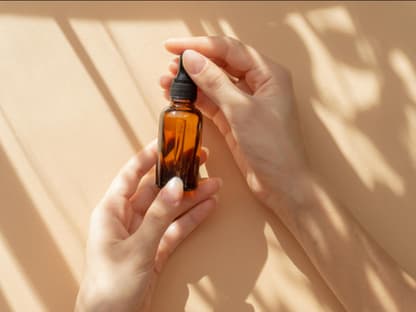 Serum für empfindliche Haut Frau mit Serum in der Hand