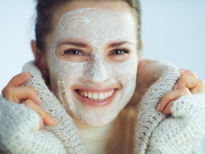 Winterpflege für die Haut Frau Maske im Gesicht