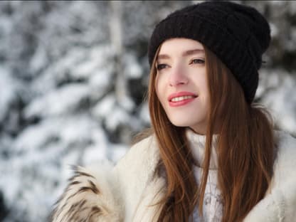 Haarpflege im Winter Frau im Winterwald