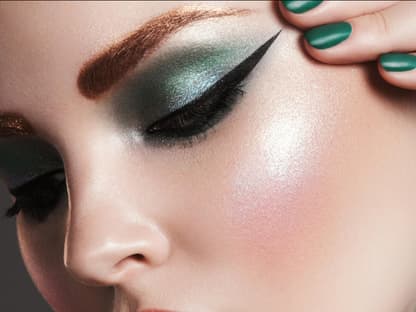 Martini-make-up Frau grünes Augen-Make-up