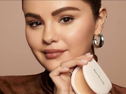 Selena Gomez Rare Beauty Puder Selena Gomez mit Puder in der Hand