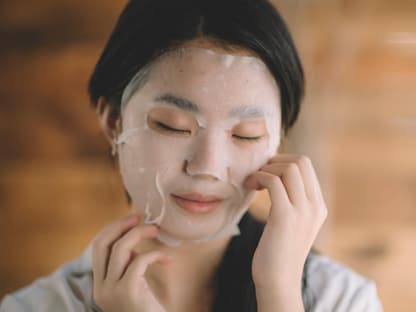 Tuchmasken für Glass Skin Asiatin mit Tuchmaske