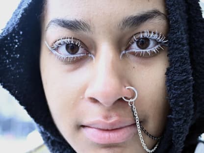 Weiße Mascara Frau mit weißen Wimpern